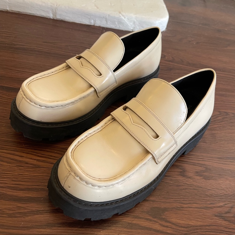 Vagabond creme loafers in great condition! Fit a women 9-10